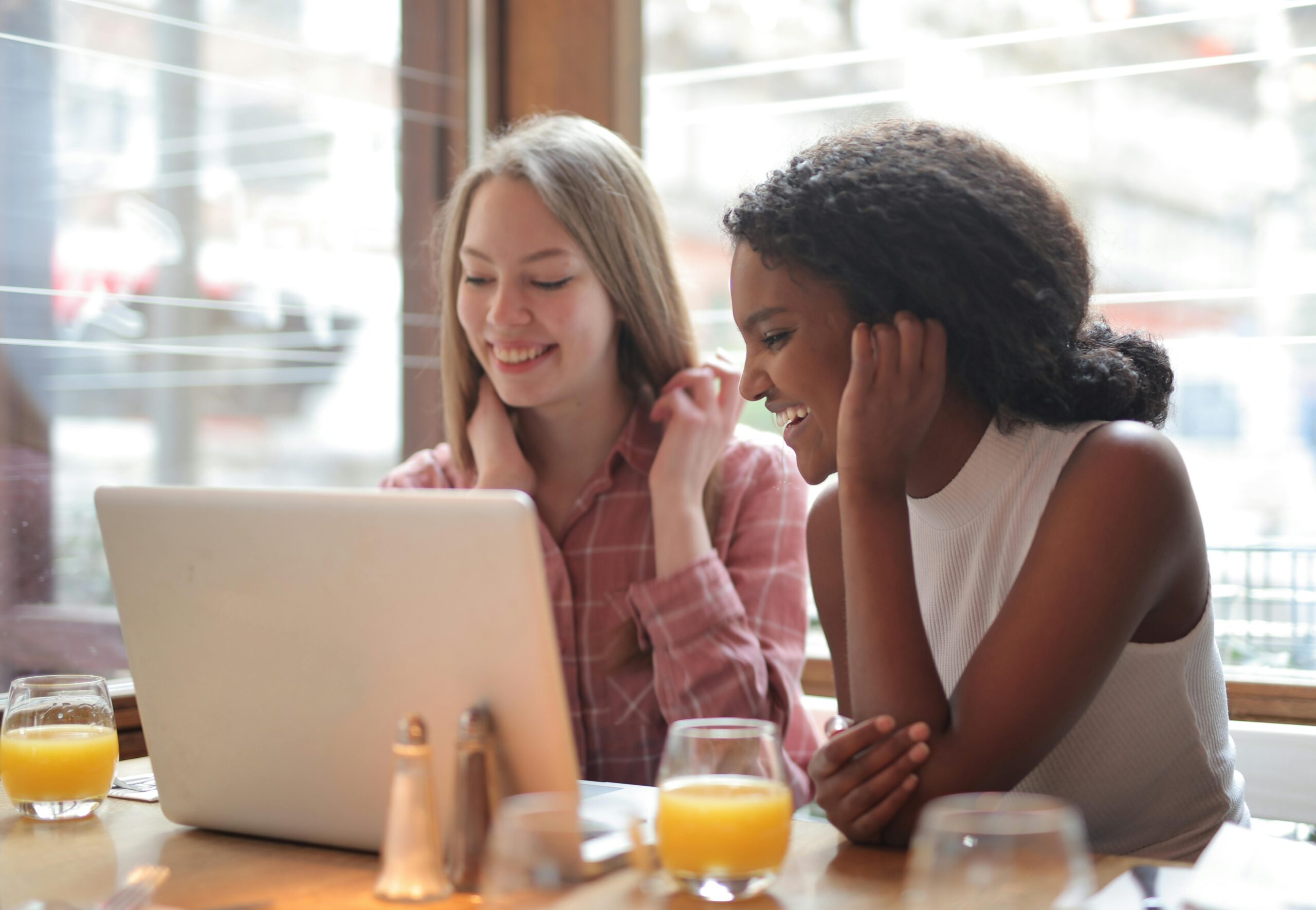 des filles travaillent dans des Coworking Cafés à Genève